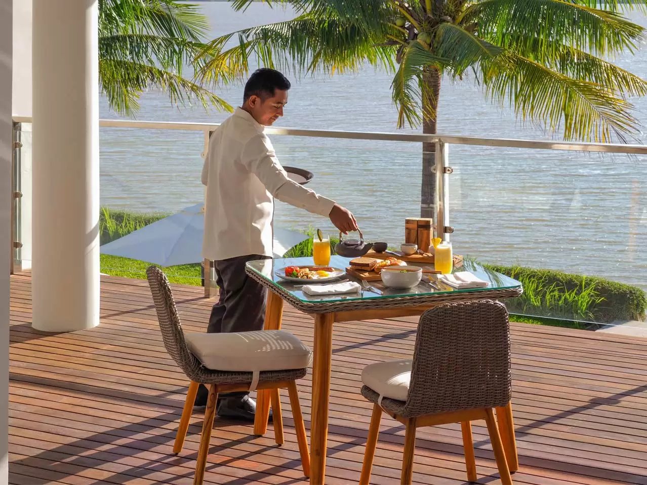 The Balé Phnom Penh, at the table