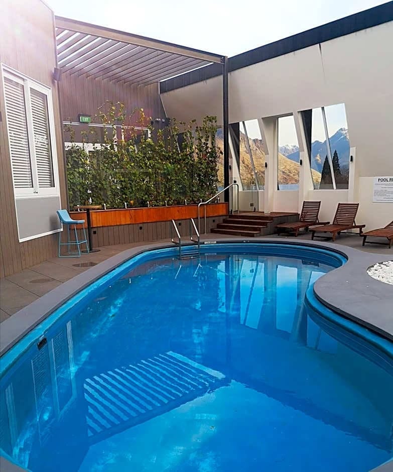 QT Queenstown, the pool