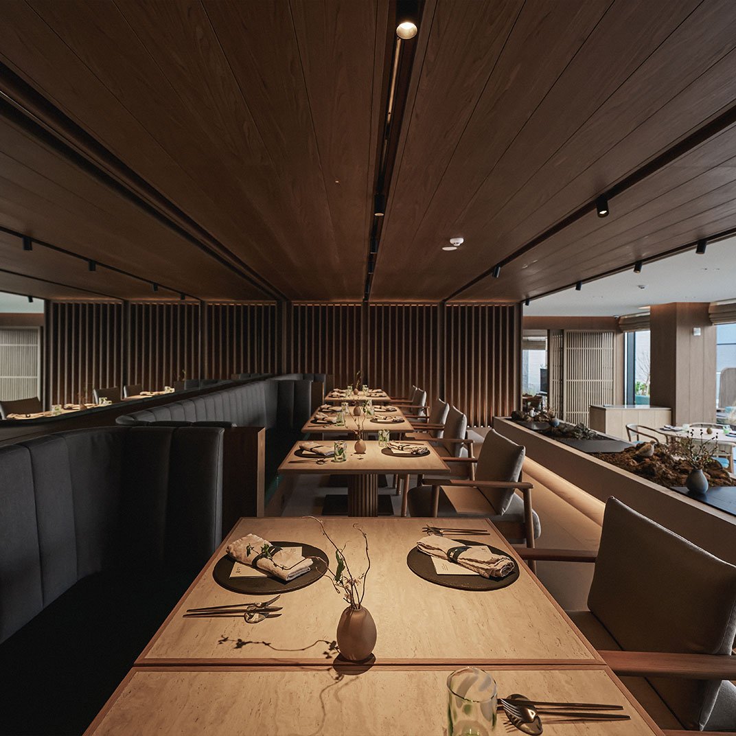 Kosmos Ulleungdo, at the table