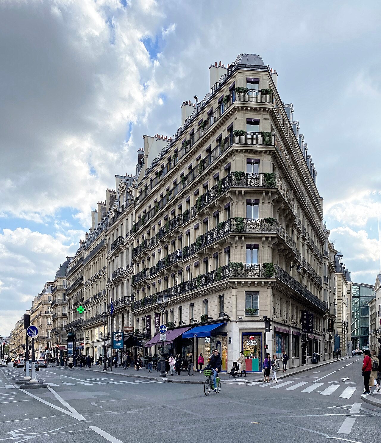 Hôtel Edouard VII — backstory
