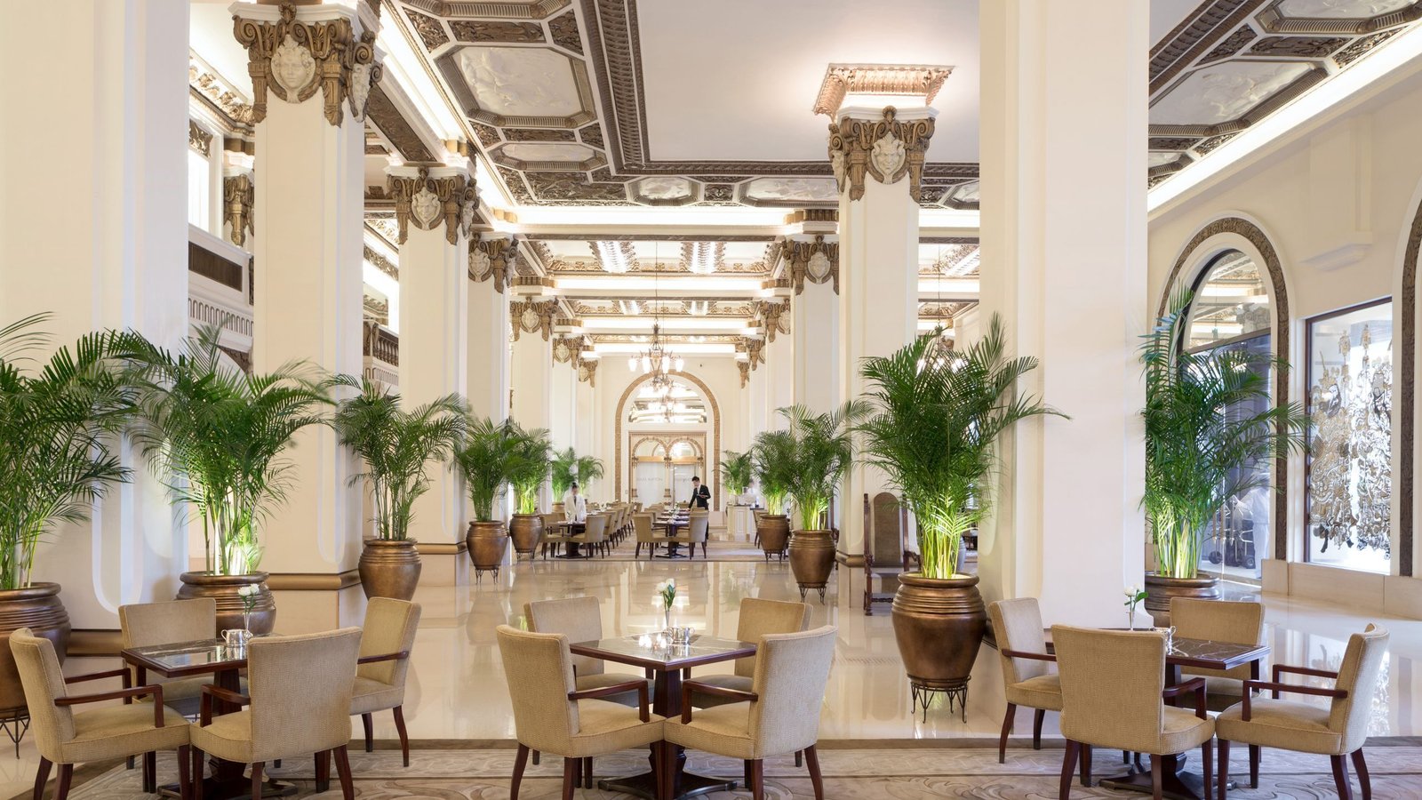 The Peninsula Hong Kong — vibe