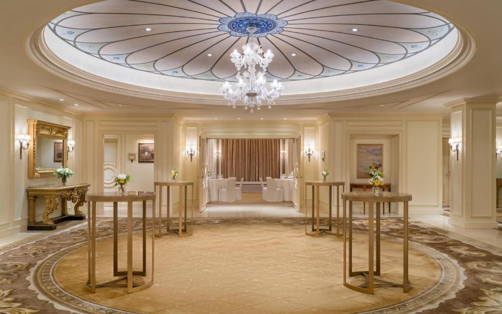 The Peninsula Hong Kong — vibe
