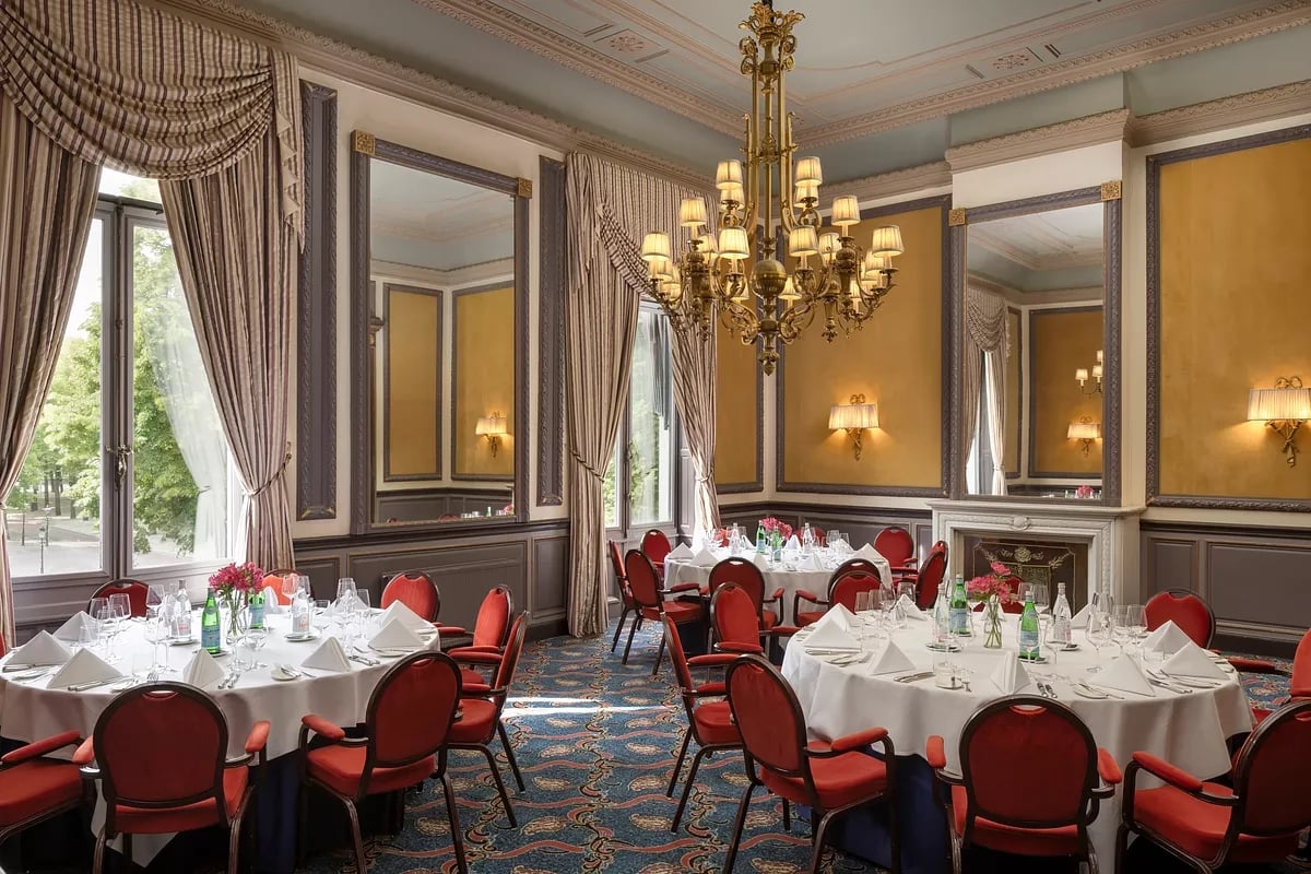 Hotel Des Indes, at the table