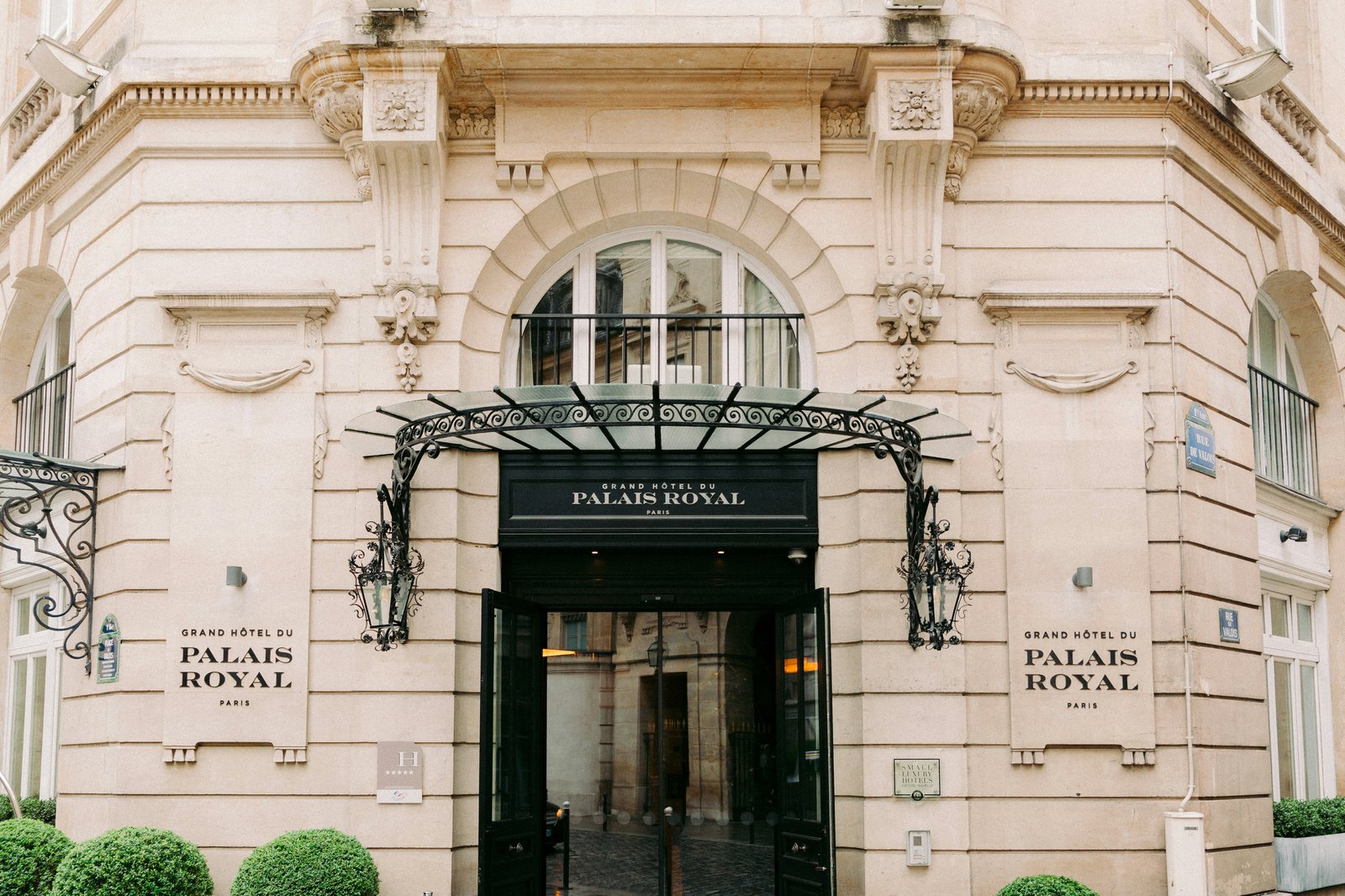 Grand Hôtel du Palais Royal — backstory