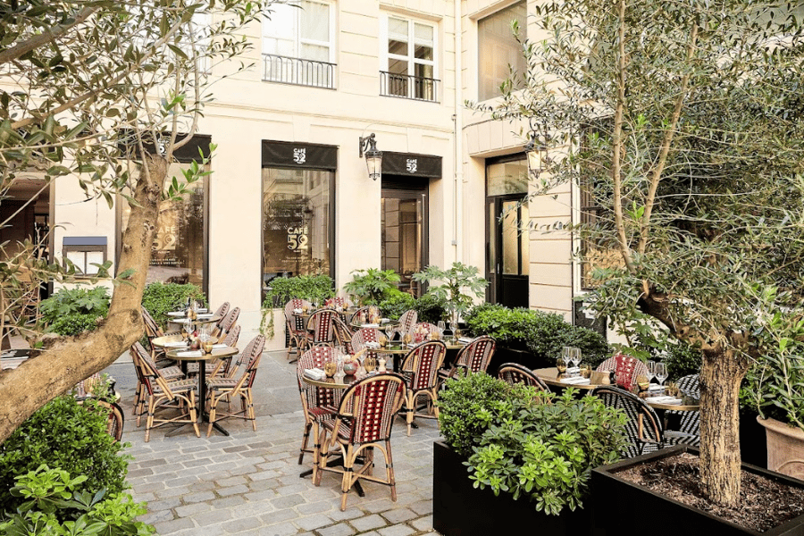 Grand Hôtel du Palais Royal, at the table