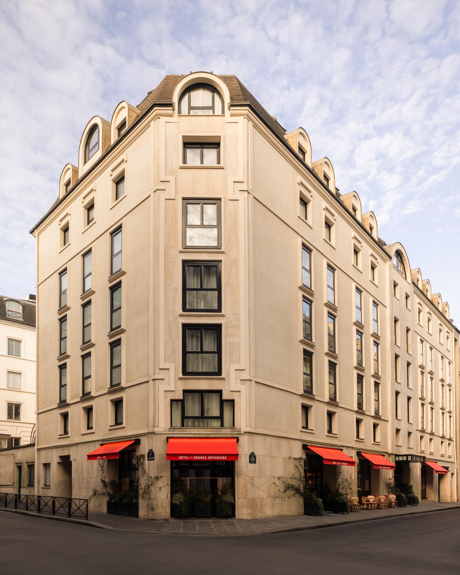 Hôtel des Grands Voyageurs — backstory