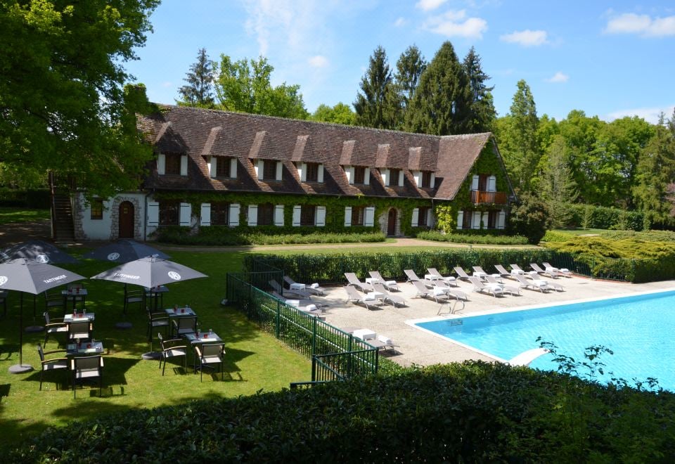 Auberge des Templiers, the pool