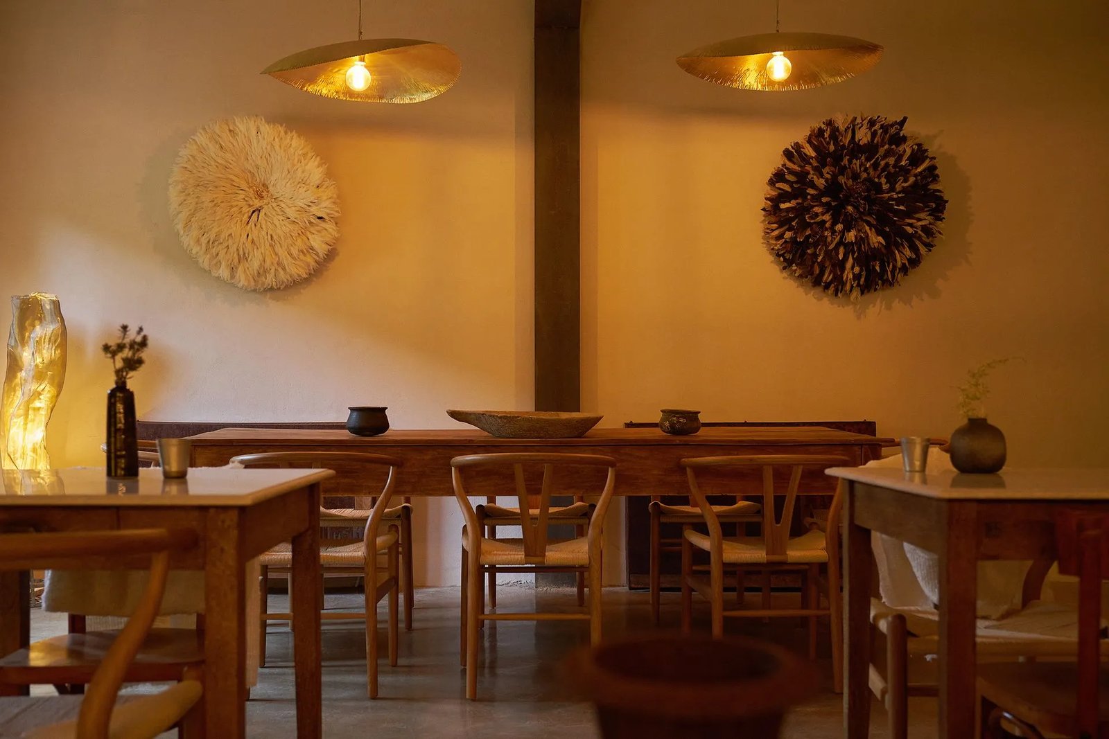 Solo Palacio, at the table