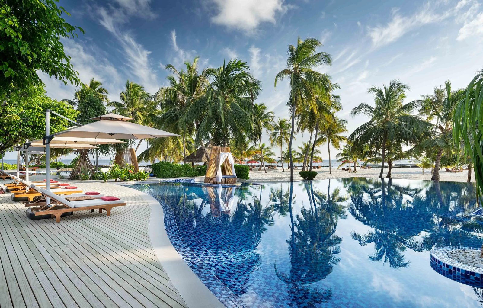 Niva Dhigali Maldives, the pool