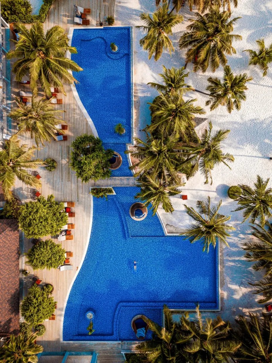 Niva Dhigali Maldives, the pool