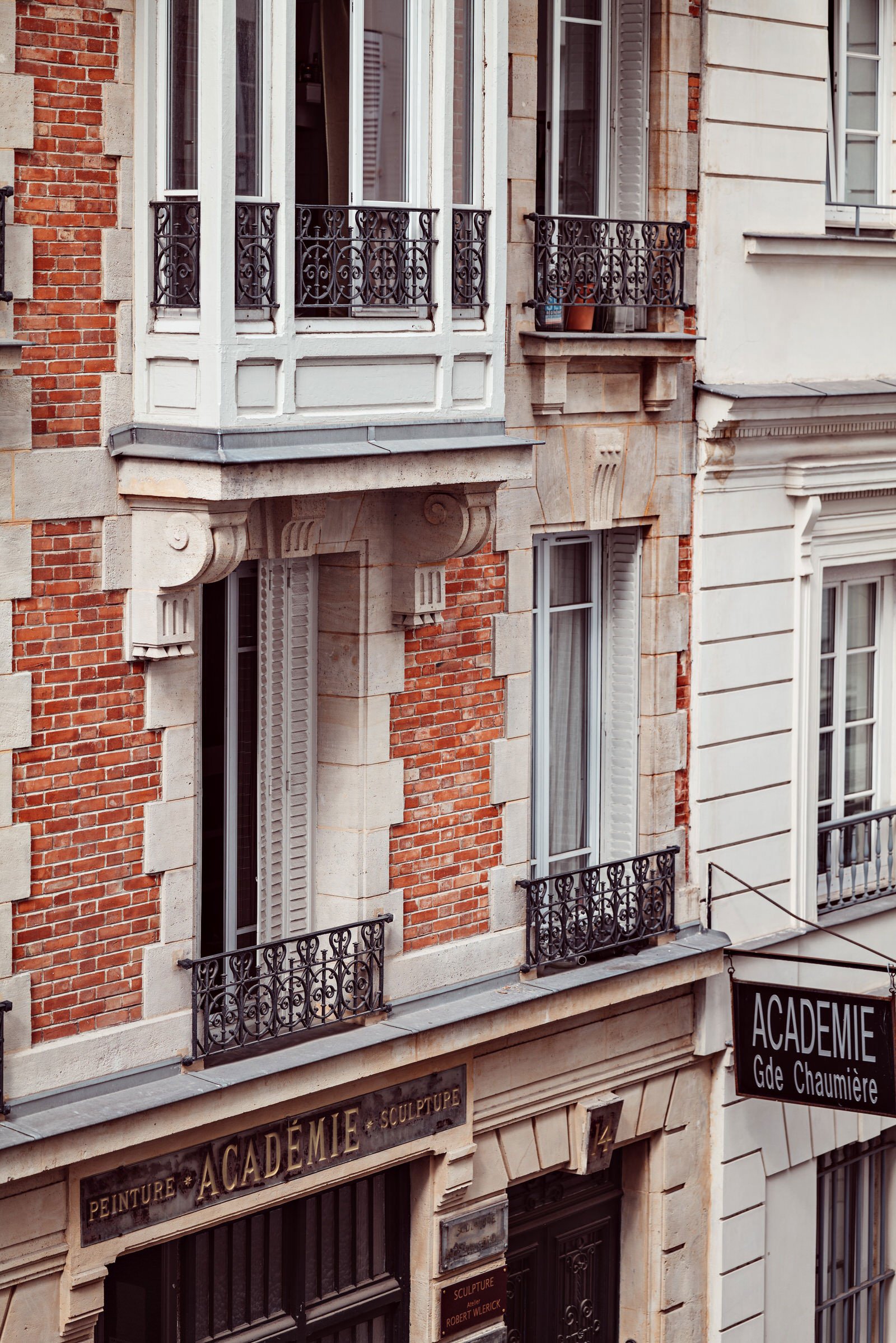 Hôtel des Académies et des Arts — backstory