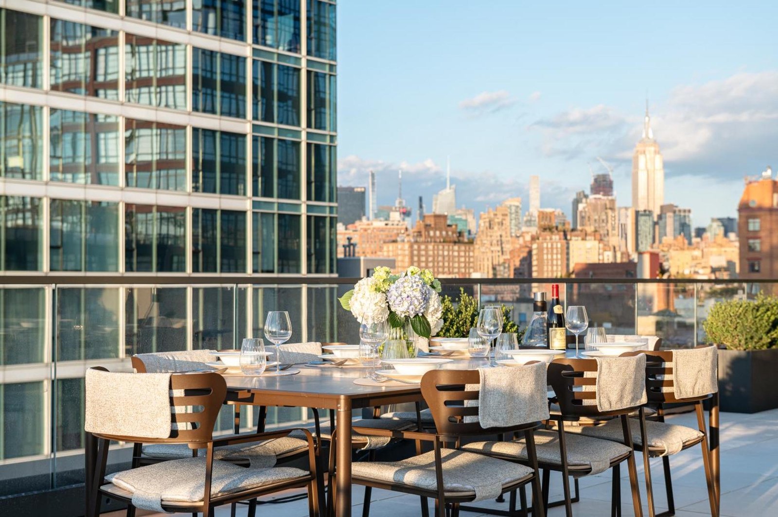 Maison Hudson, at the table