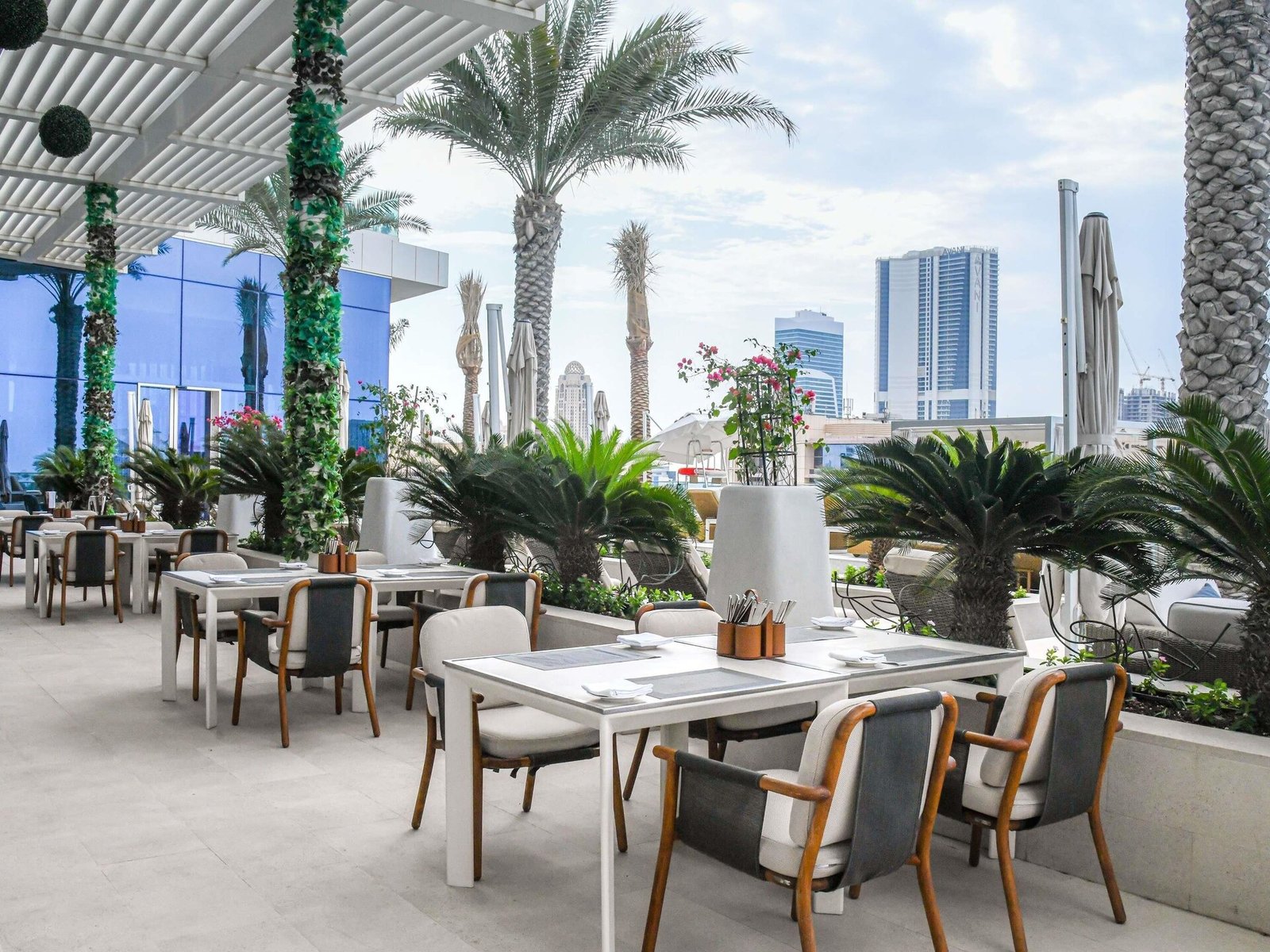 Grand Plaza Mövenpick Media City, eat & drink