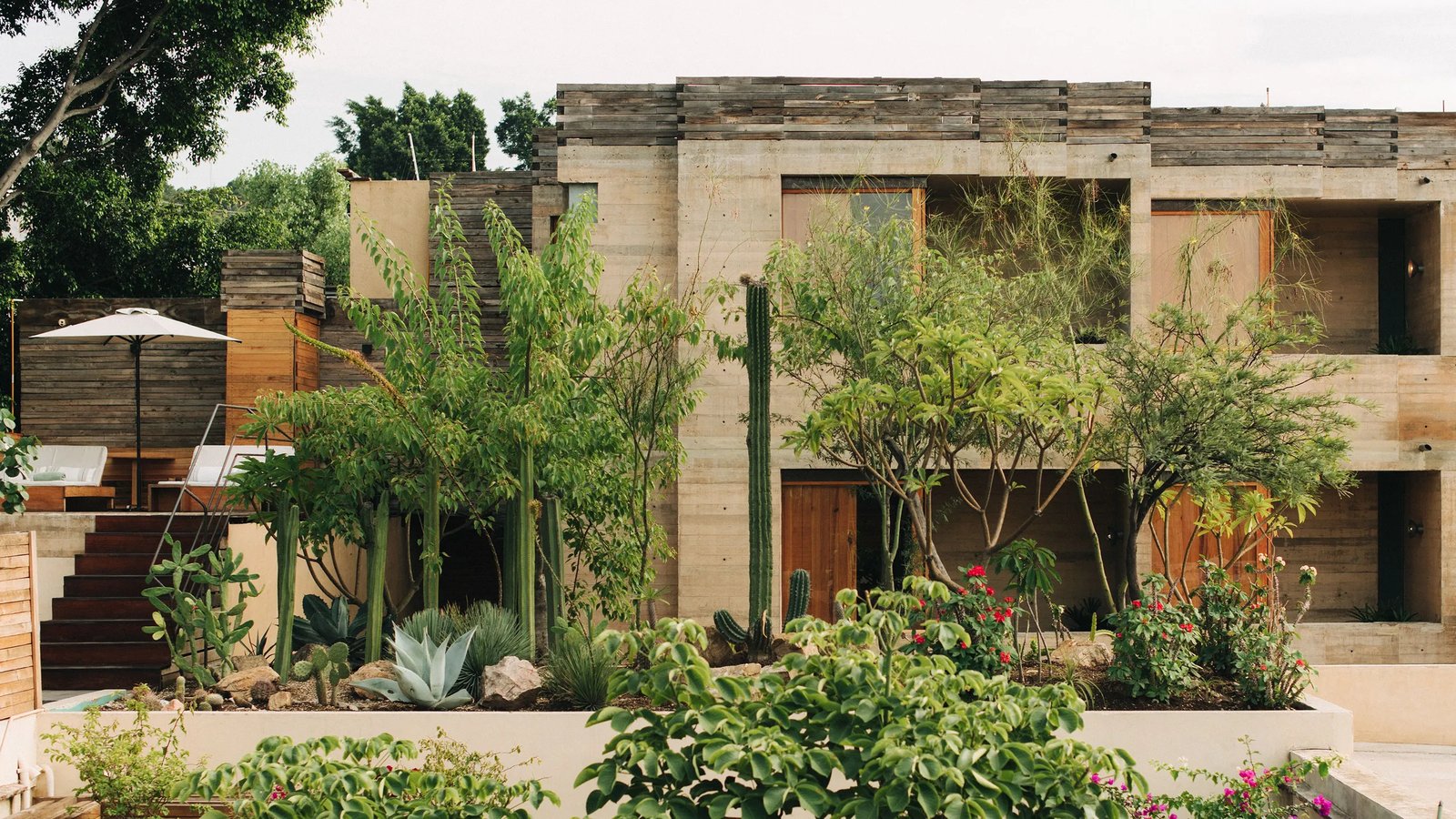 Hotel Escondido, backstory