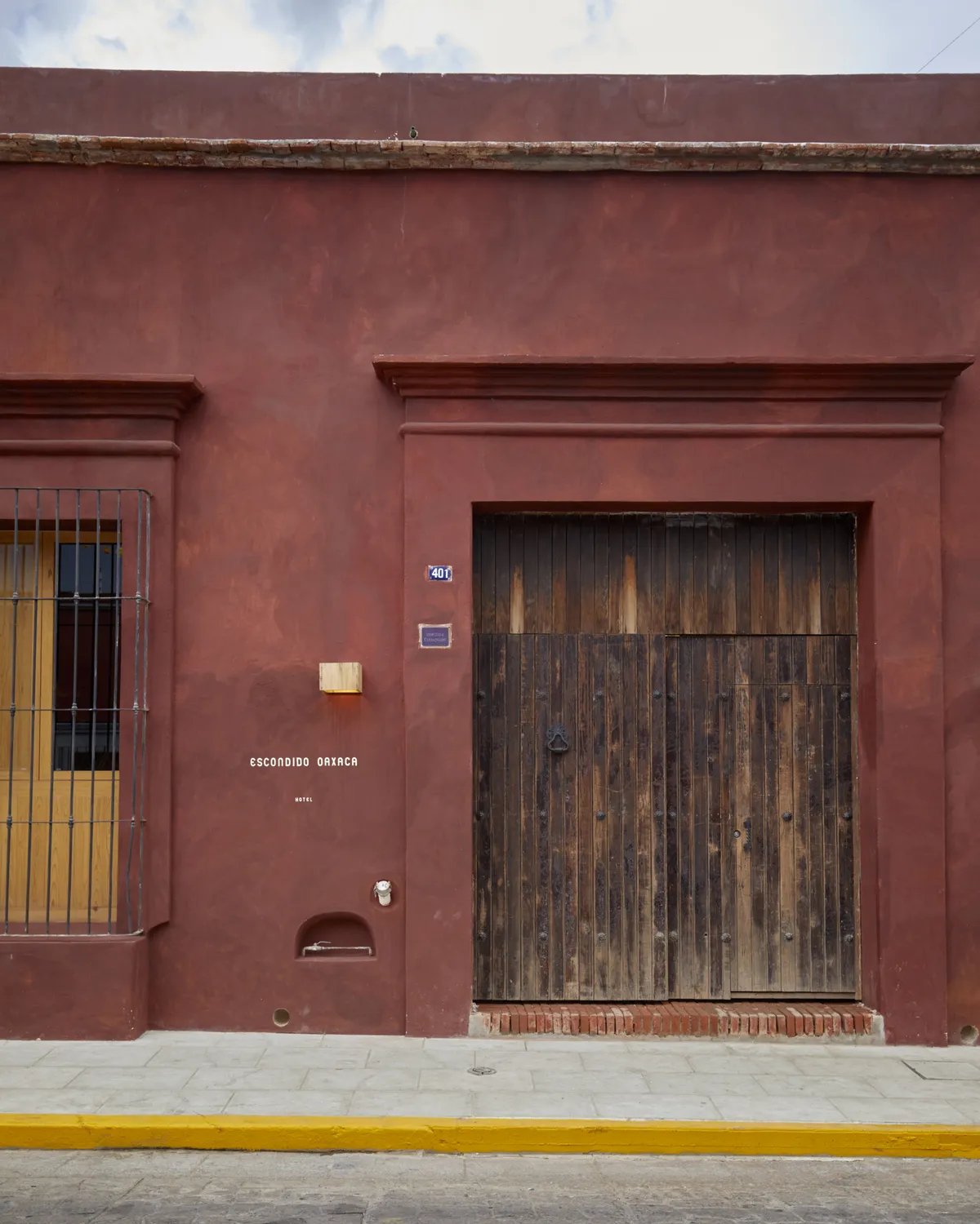 Hotel Escondido, backstory