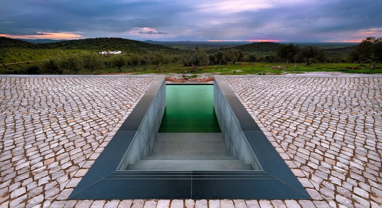 Dá Licença, the pool