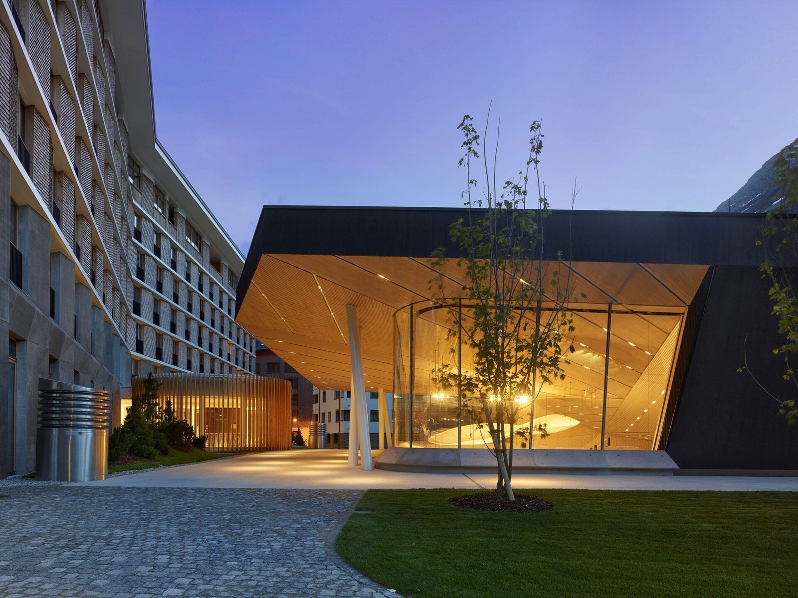 Radisson Blu Hotel Reussen, Andermatt, backstory