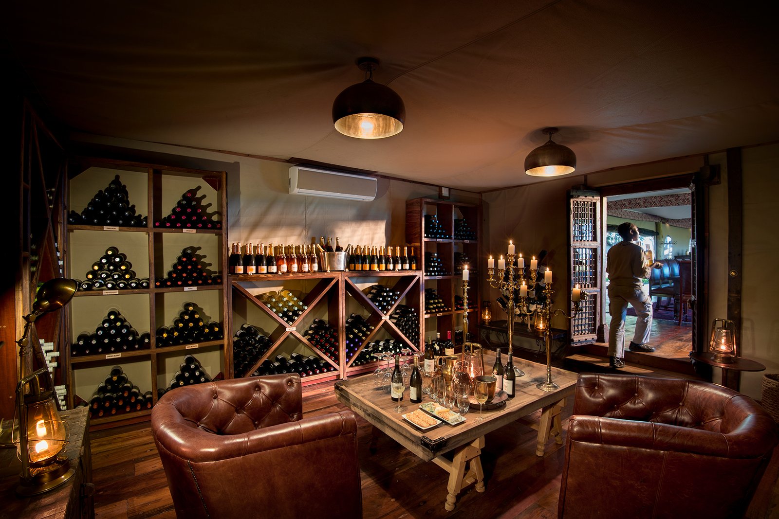 Duba Plains Camp, eat & drink