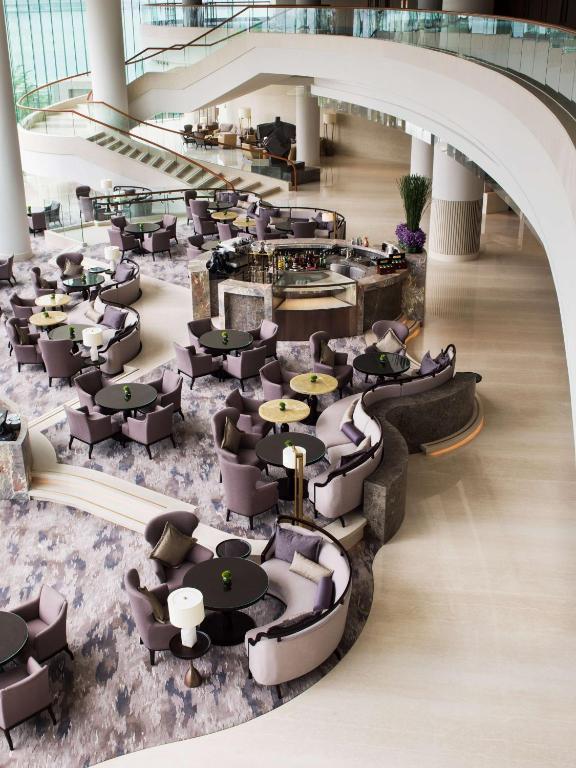 Kerry Hotel Hong Kong — vibe