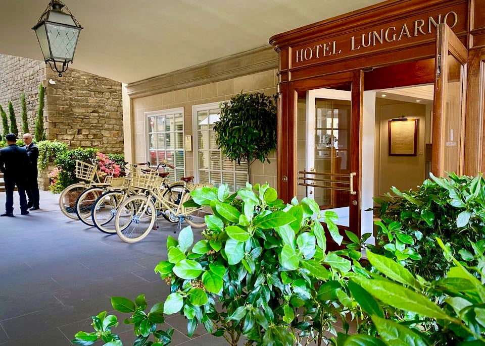 Hotel Lungarno — backstory