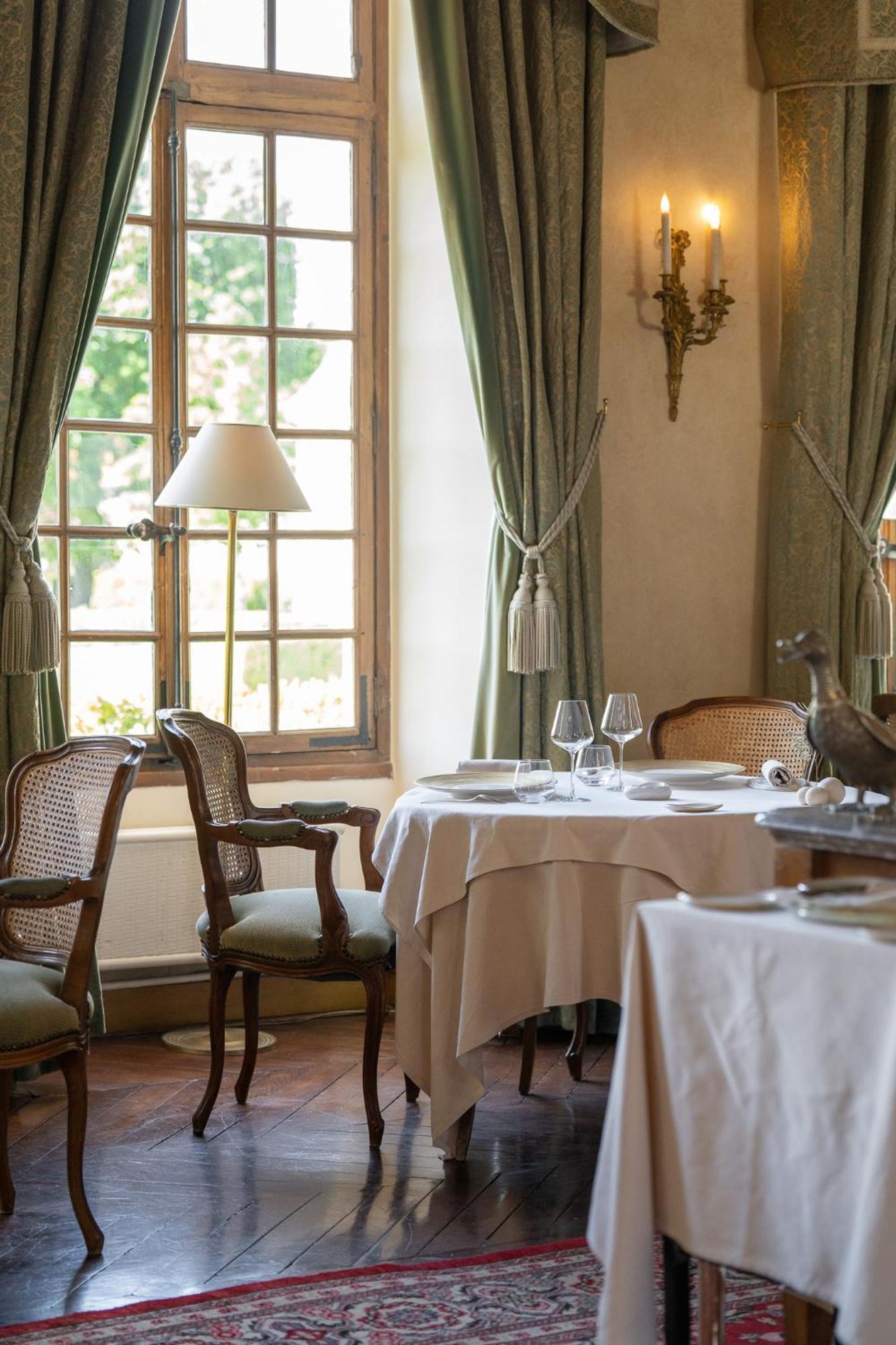Château de Courcelles, at the table