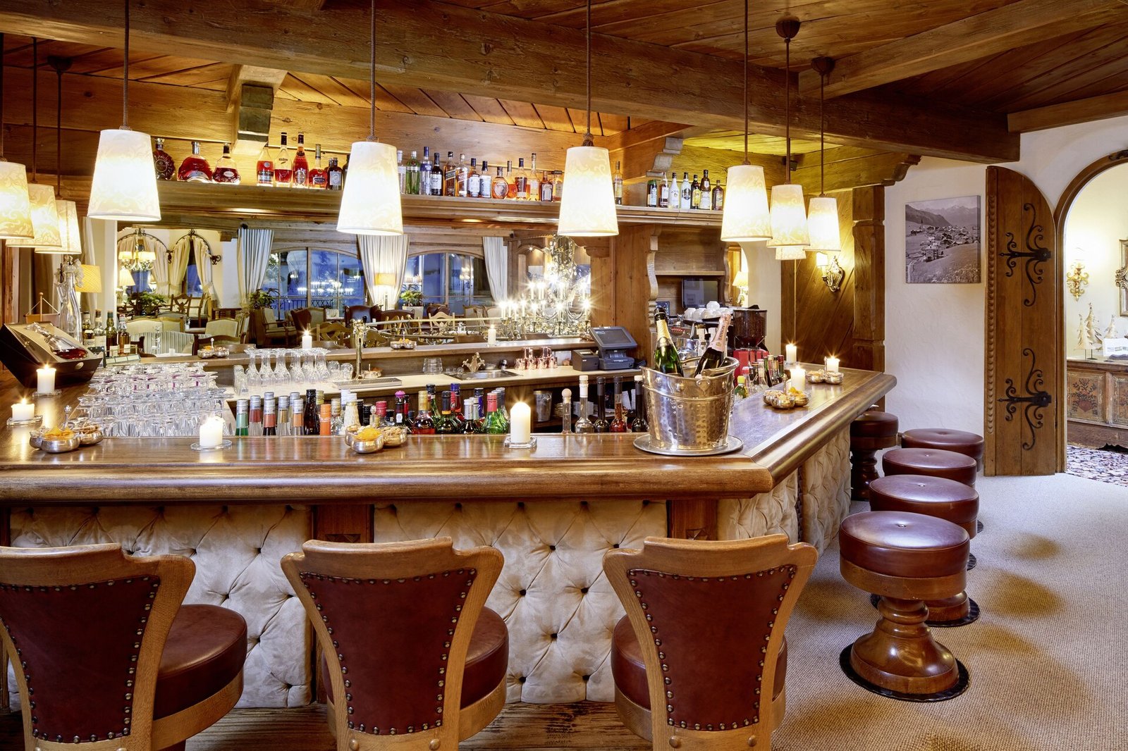 Hotel Singer, at the table