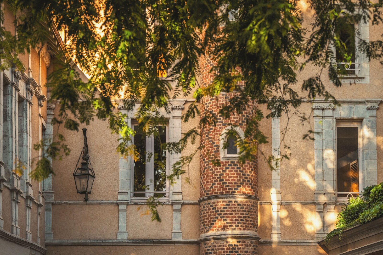 Grand Hôtel du Lion D'Or, how it began