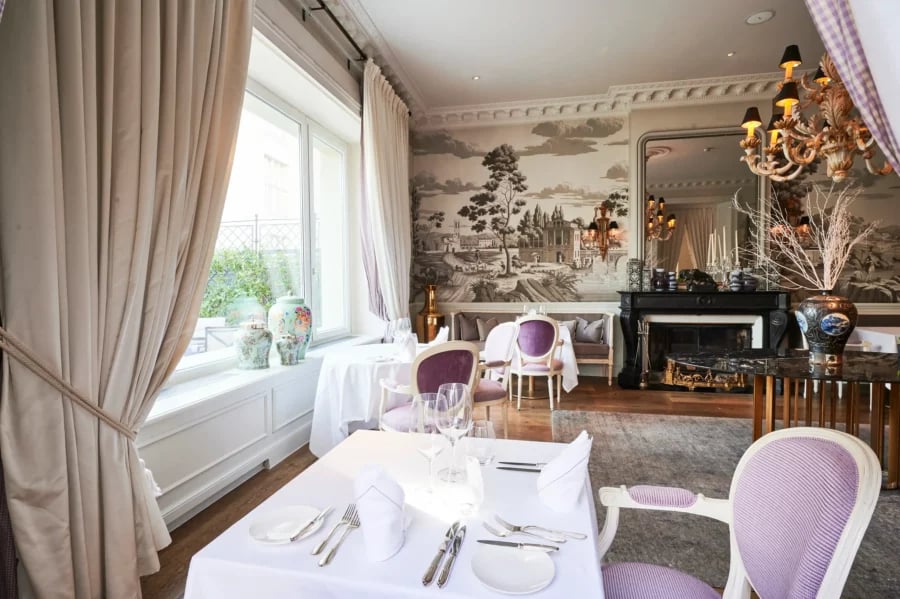 Grand Hôtel du Lac, at the table
