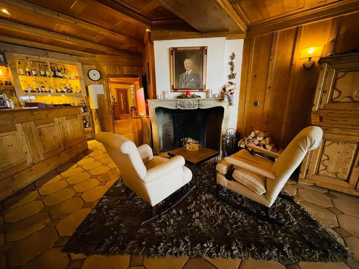 Le Chalet d’Adrien, at the table