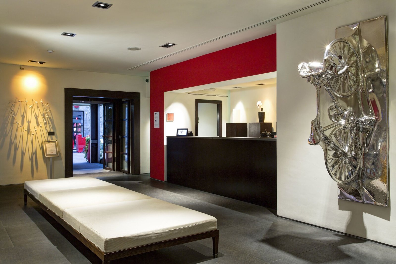 Gallery Hotel Art — vibe
