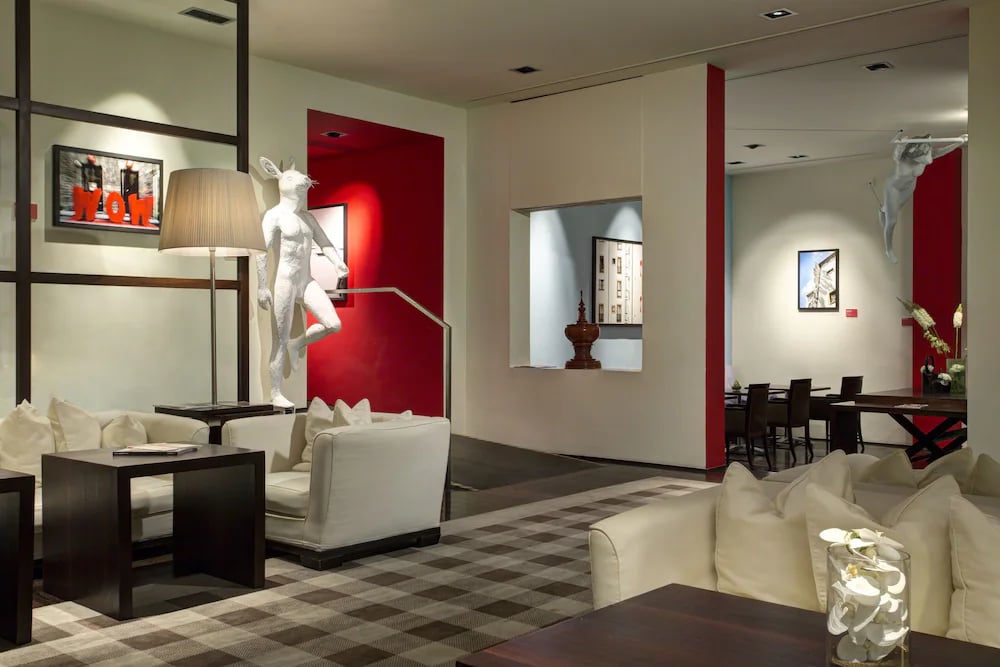 Gallery Hotel Art — vibe