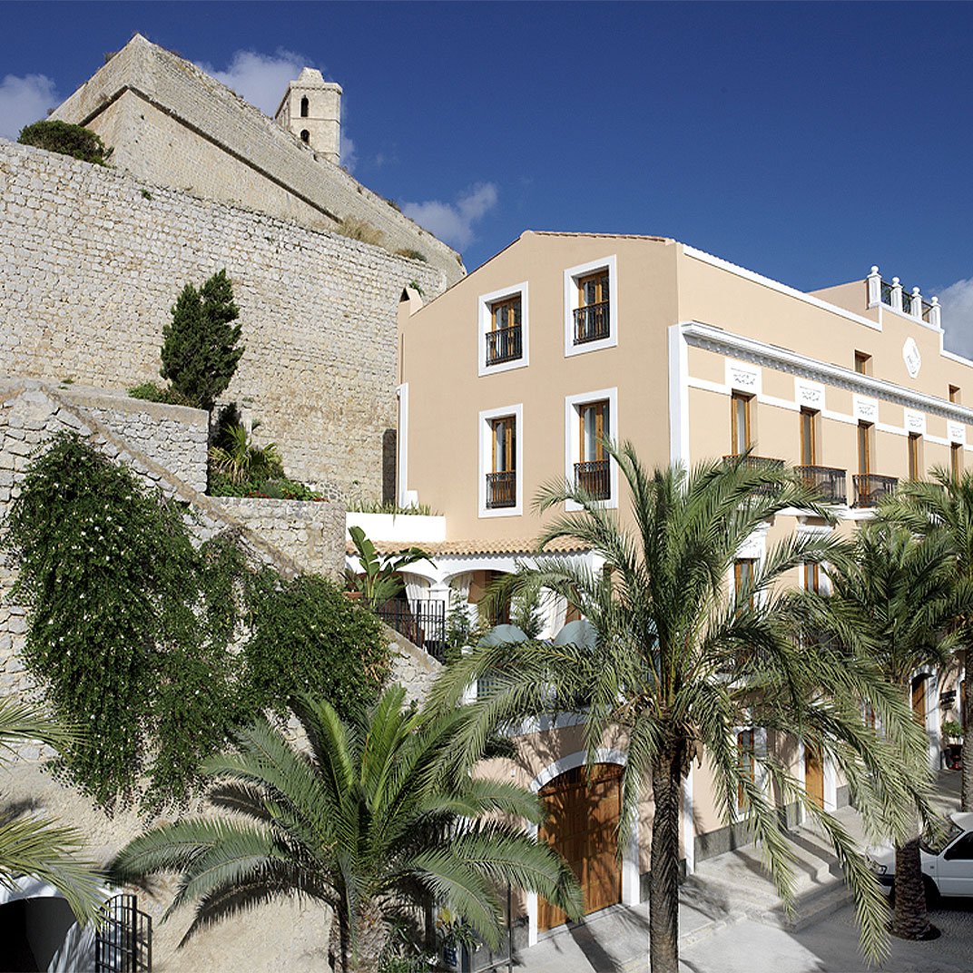 Hotel Mirador de Dalt Vila, backstory