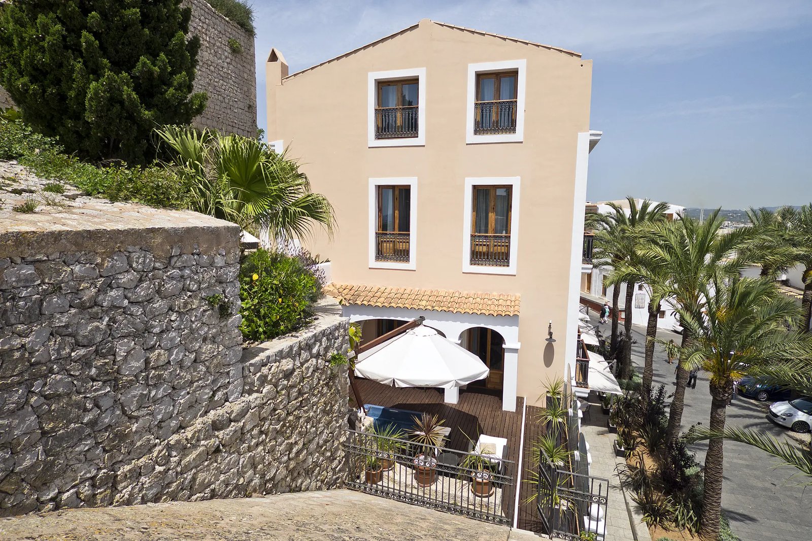 Hotel Mirador de Dalt Vila, backstory