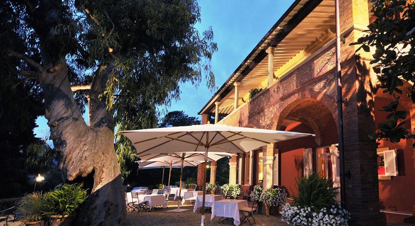 Villa della Pergola, at the table