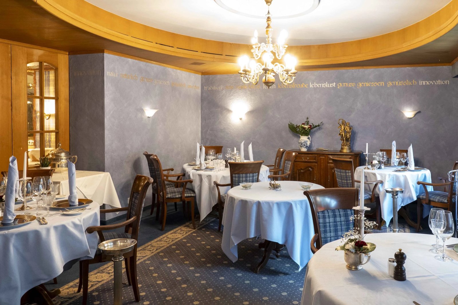 Waldhotel Doldenhorn, at the table