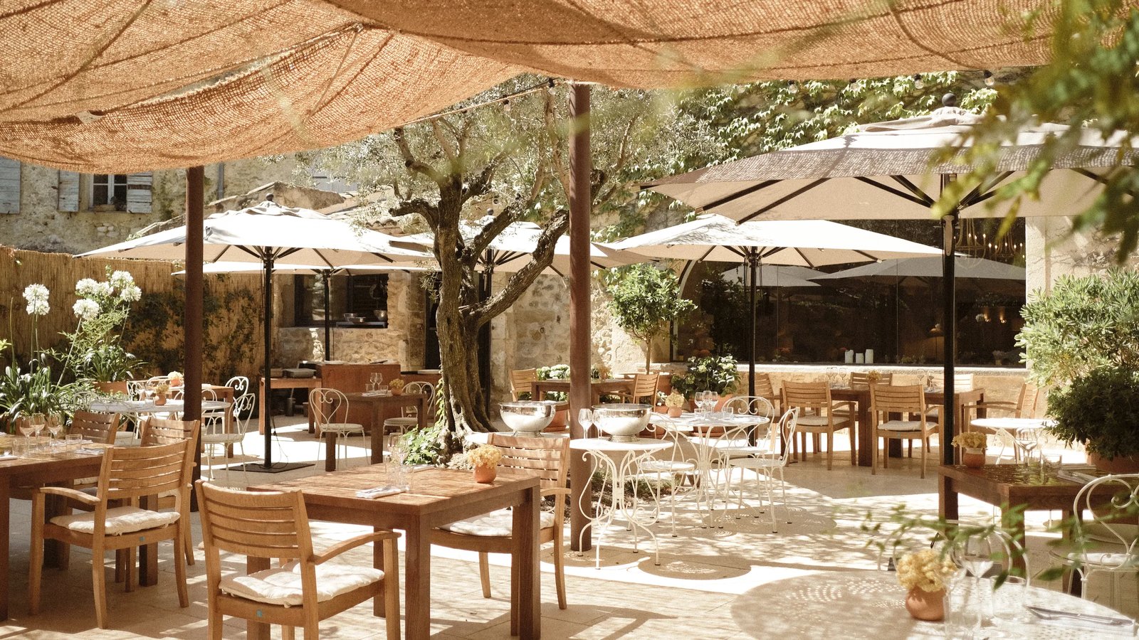 Le Moulin, Lourmarin, a Beaumier Hotel, vibe