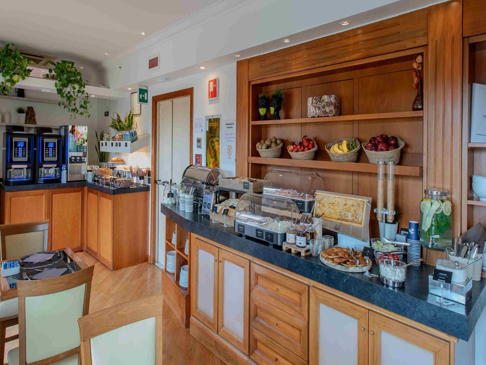 B&B Hotel Firenze Laurus al Duomo — eat & drink