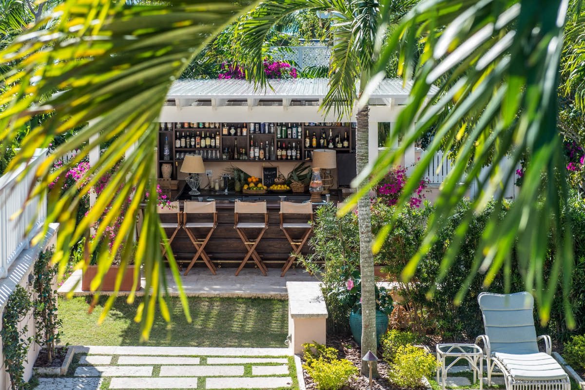 Eleven Bahama House, tiki bar
