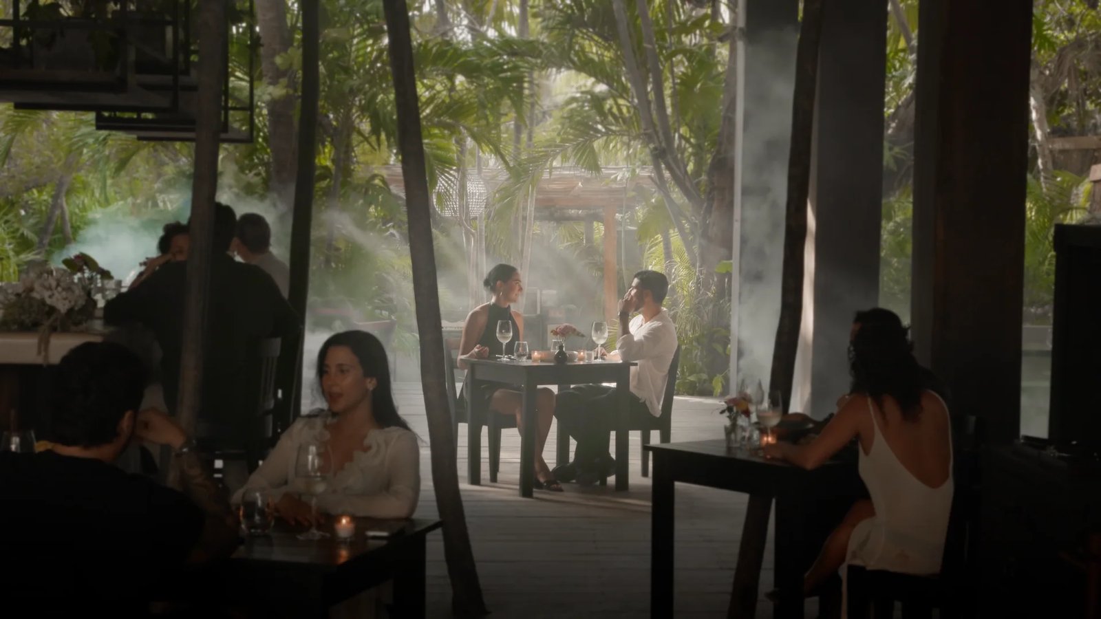 La Valise Tulum, at the table