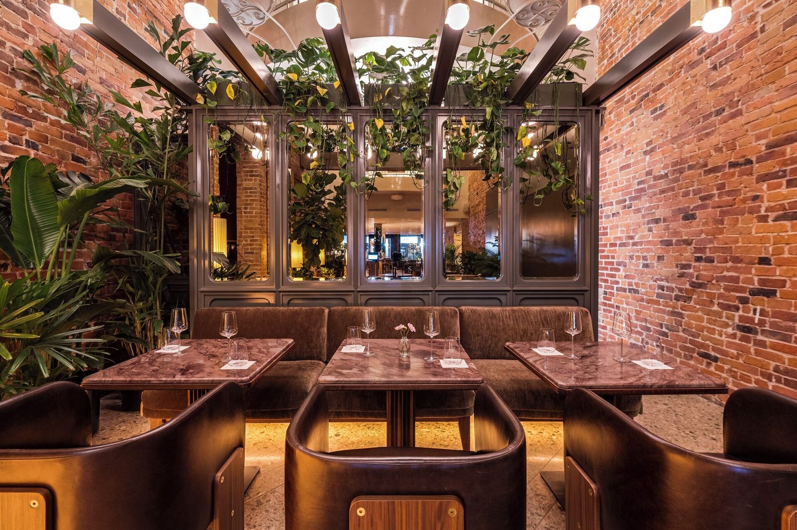 Hotel Nelligan, at the table