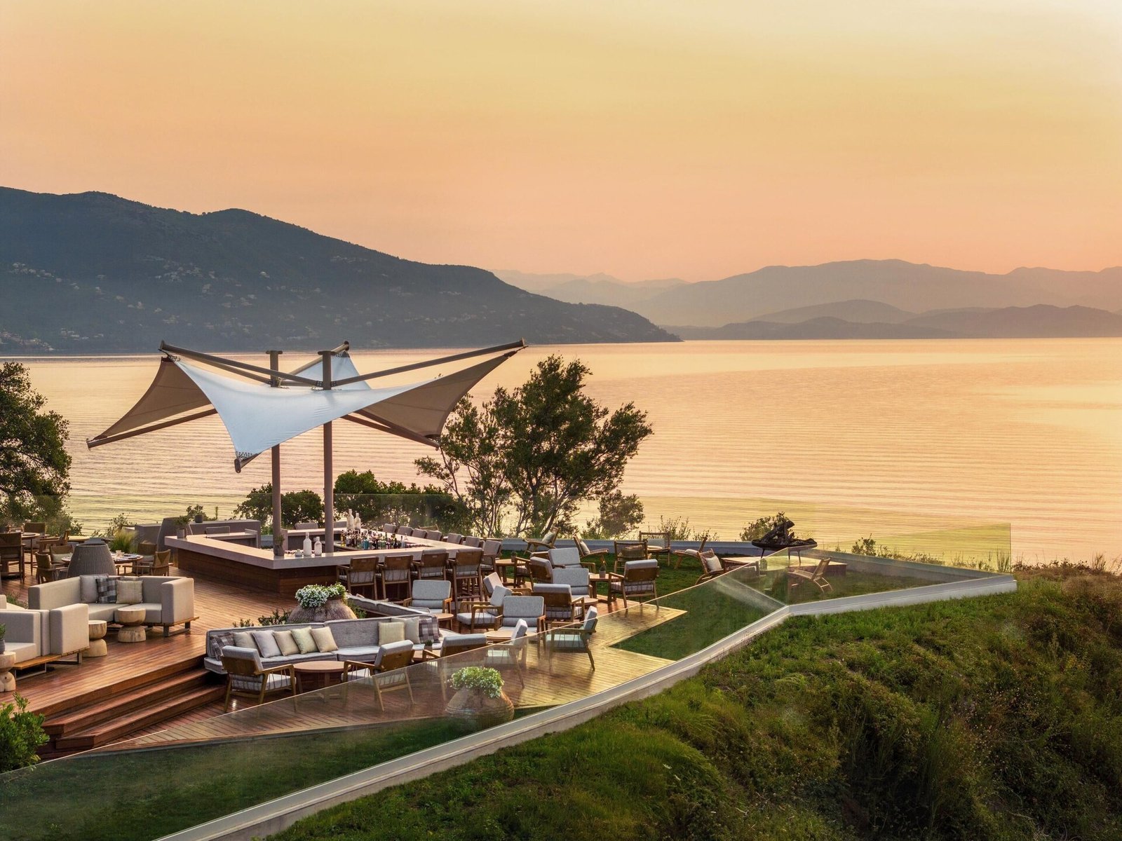 Ikos Odisia, eat & drink