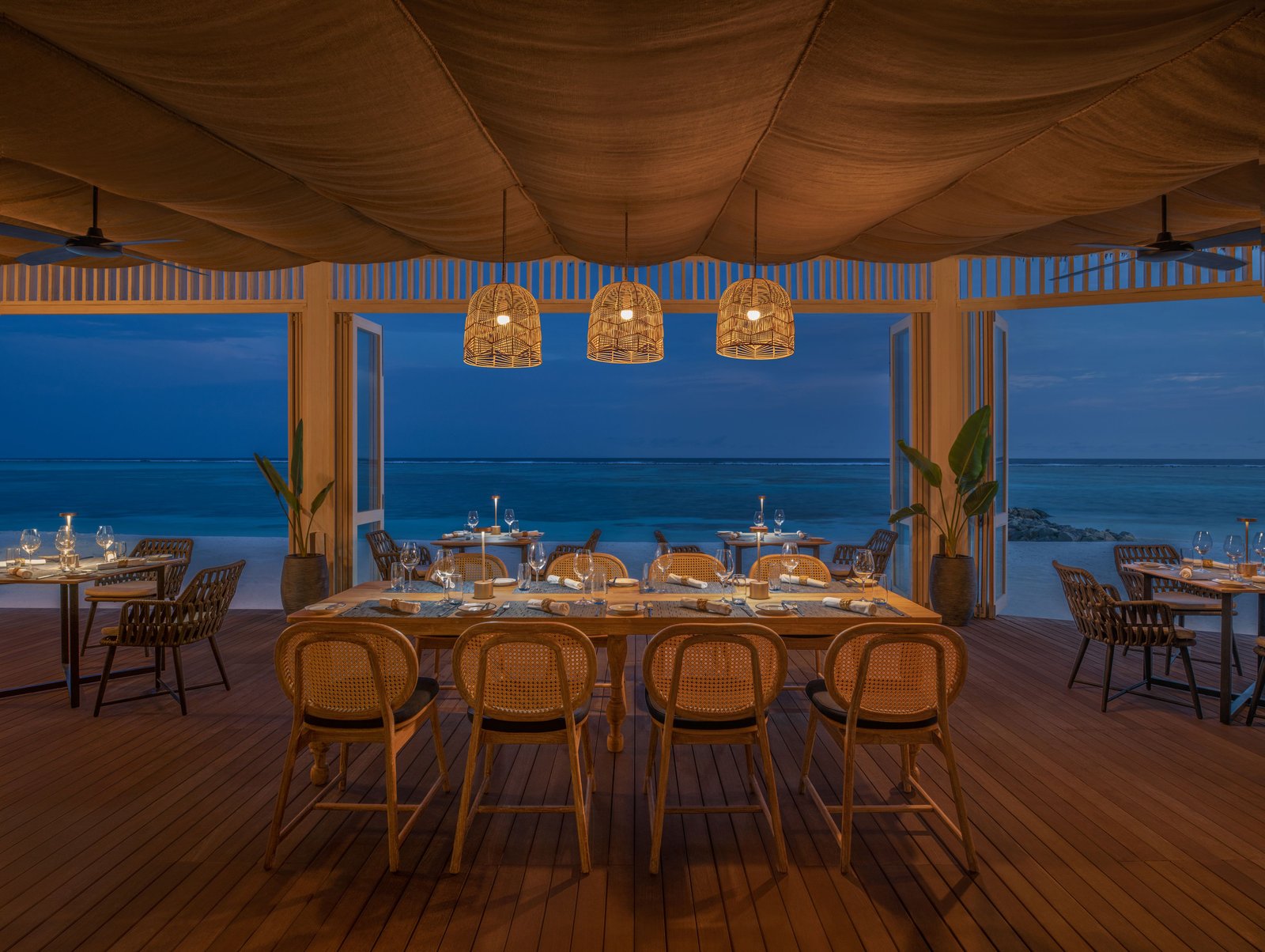 Le Méridien Maldives Resort & Spa, riviera tapas & bar