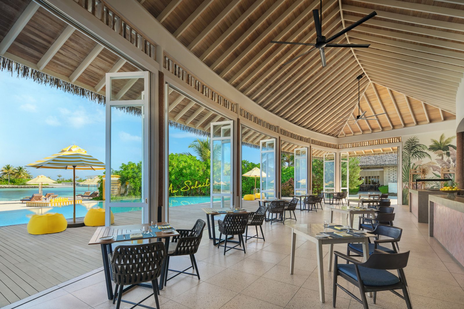 Le Méridien Maldives Resort & Spa, riviera tapas & bar