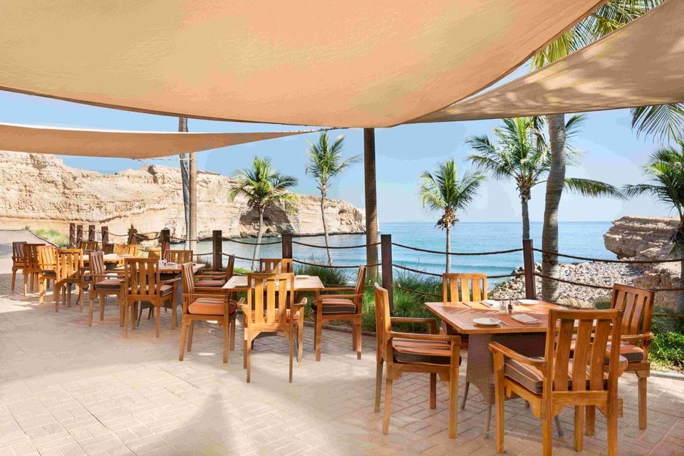 Al Husn Hotel Muscat, eat & drink