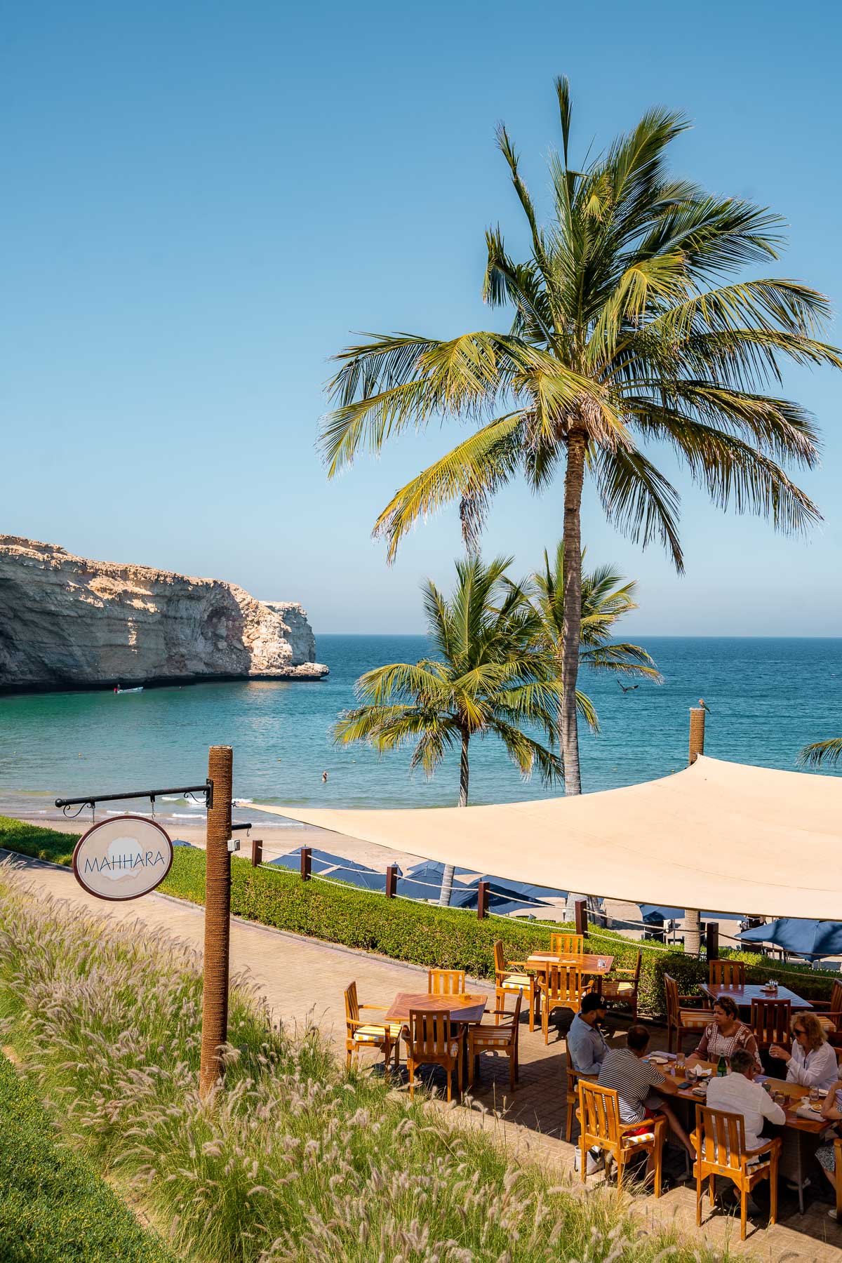 Al Husn Hotel Muscat, eat & drink