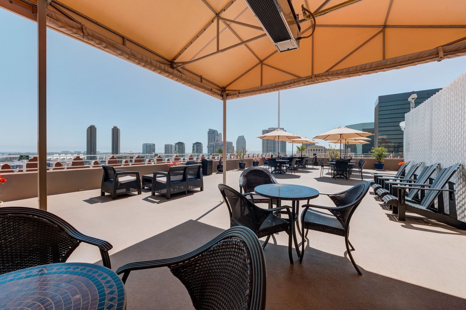 Gaslamp Plaza Suites — vibe