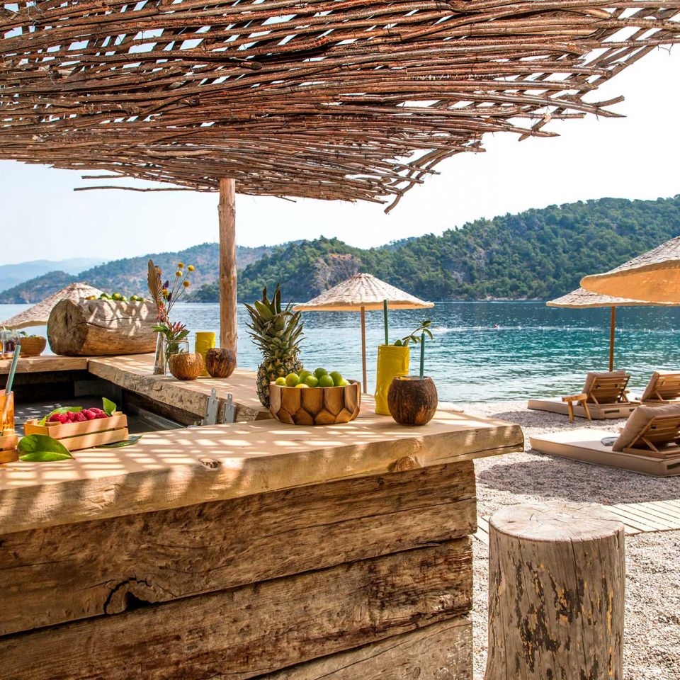 Hillside Beach Club, at the table