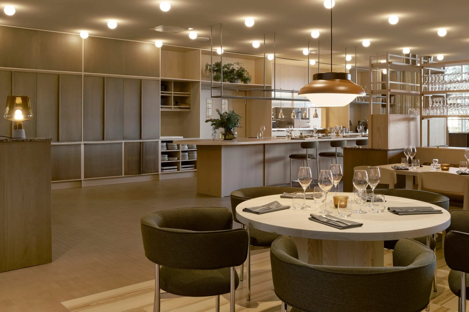 VALO Hotel & Work, at the table