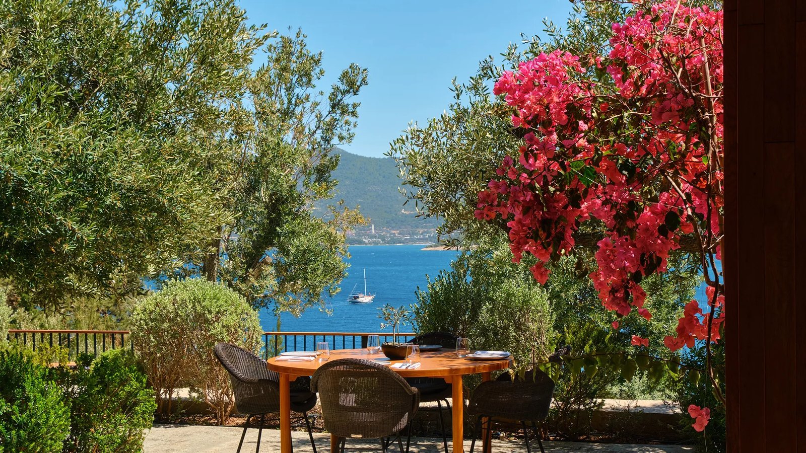 Bodrum Loft, at the table