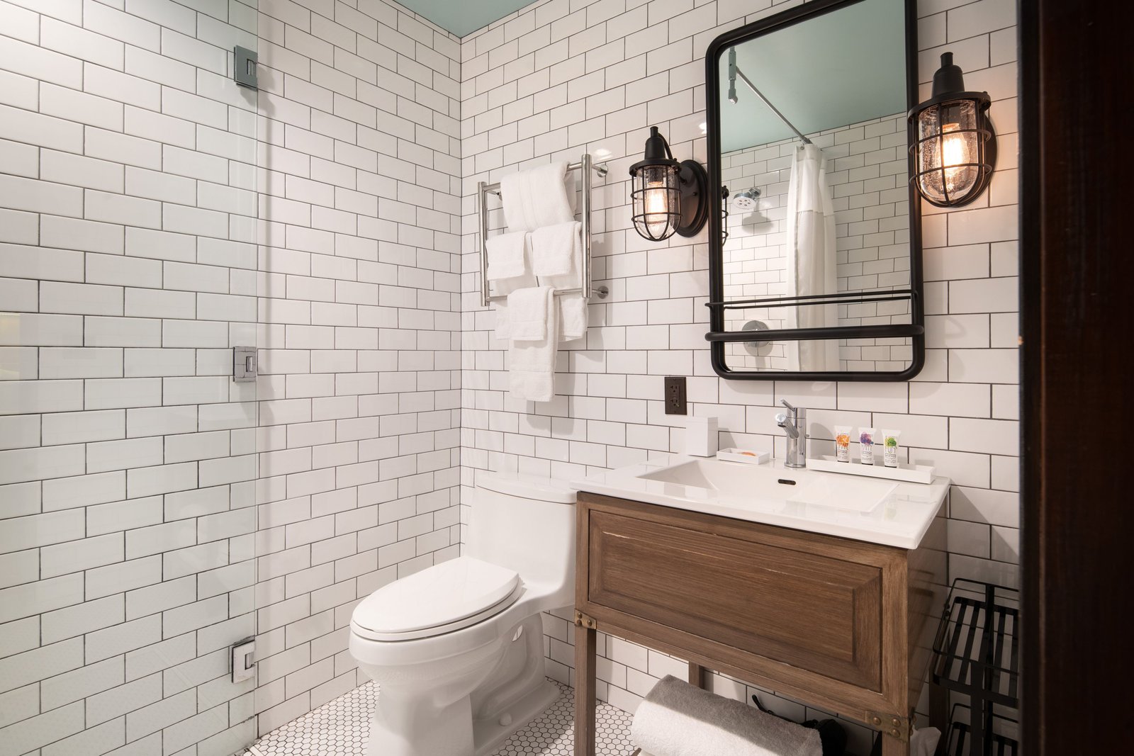 Moxy Santa Barbara Hotel — rooms